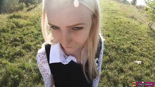 Юную красивую школьницу трахнули в рот и киску по пути из школы